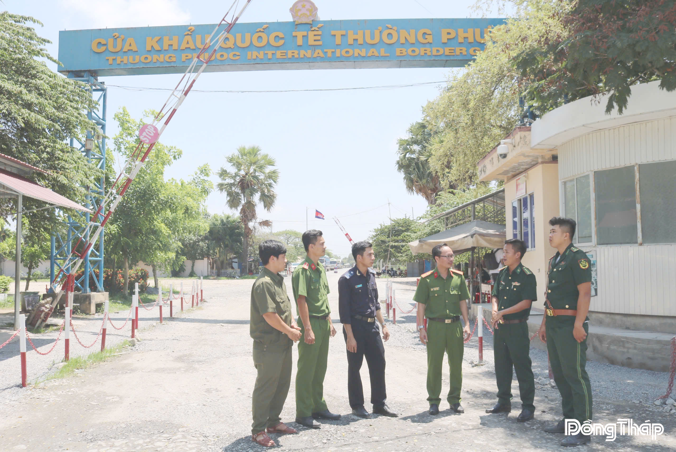 Lực lượng Công an xã phối hợp Bộ đội Biên phòng tuần tra khu vực Cửa khẩu quốc tế Thường Phước.