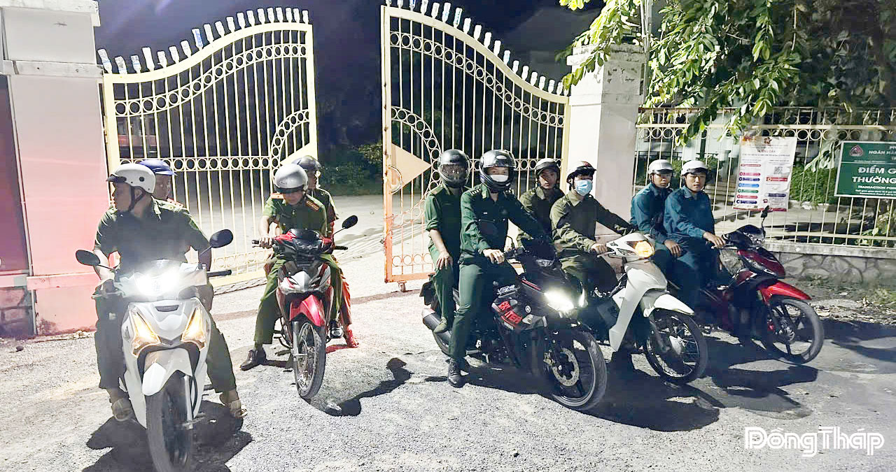 Lực lượng Công an xã phối hợp Bộ đội Biên phòng tuần tra khu vực Cửa khẩu quốc tế Thường Phước.