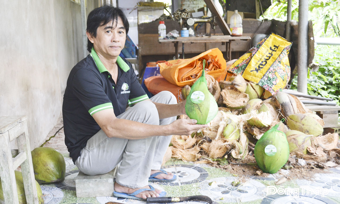 Anh Nguyễn Thanh Danh xây dựng thương hiệu “Dừa sáp Bảy Danh” được để tạo sự khác biệt, tăng sức cạnh tranh cho sản phẩm.