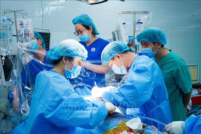 Các bác sĩ thực hiện ghép tim cho người bệnh tại Bệnh viện Thống Nhất Thành phố Hồ Chí Minh. Ảnh: TTXVN phát