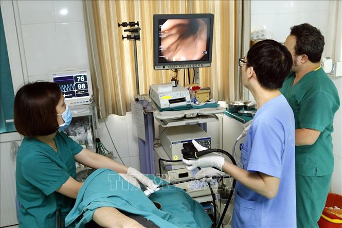 Một ca nội soi tầm soát ung thư bệnh lý tiêu hóa trong chương trình khám miễn phí tại Bệnh viện Hữu nghị Việt Đức. Ảnh: Dương Ngọc/TTXVN
