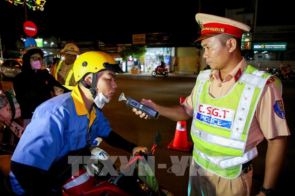 Lực lượng Cảnh sát Giao thông Công an Tây Ninh kiểm tra nồng độ cồn người điều khiển phương tiện nhằm bảo đảm trật tự an toàn giao thông trên địa bàn. Ảnh: Giang Phương – TTXVN Đại diện Cục Cảnh sát giao thông (Bộ Công an) cho biết,