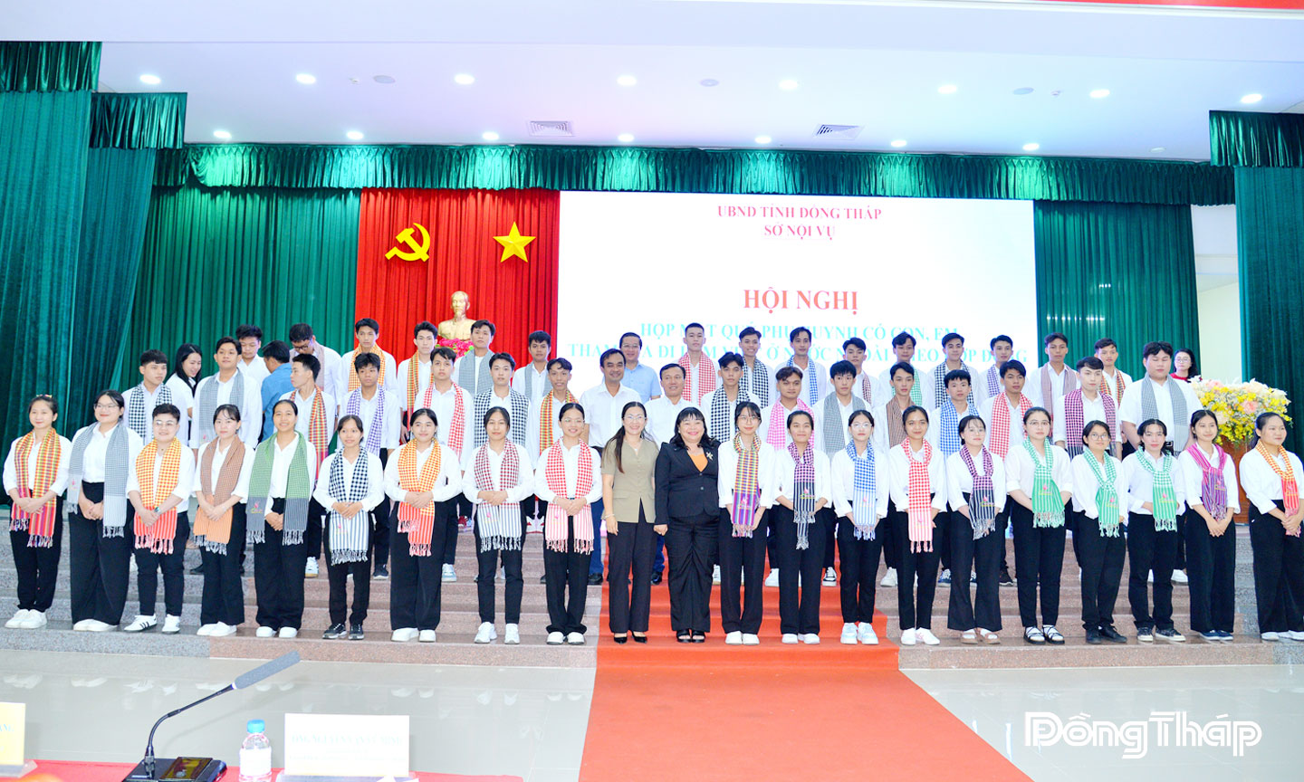 Tặng quà cho các thực tập sinh chuẩn bị xuất cảnh.