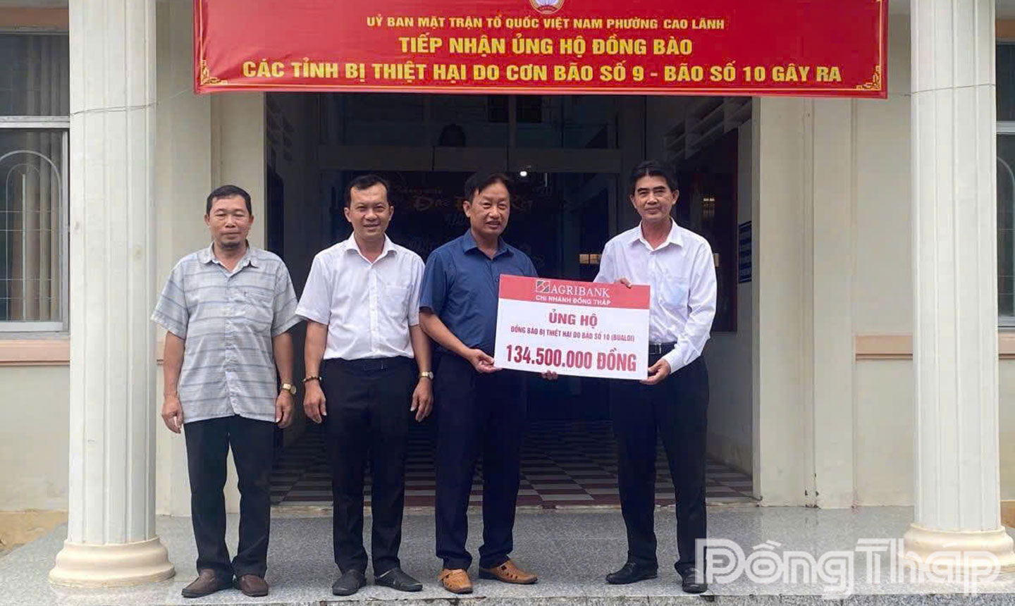 Đại diện lãnh đạo Agribank Đồng Tháp trao tiền hỗ trợ các tỉnh bị ảnh hưởng bão số 10 cho đại diện lãnh đạo Ủy ban Mặt trận Tổ quốc Việt Nam phường Cao Lãnh.