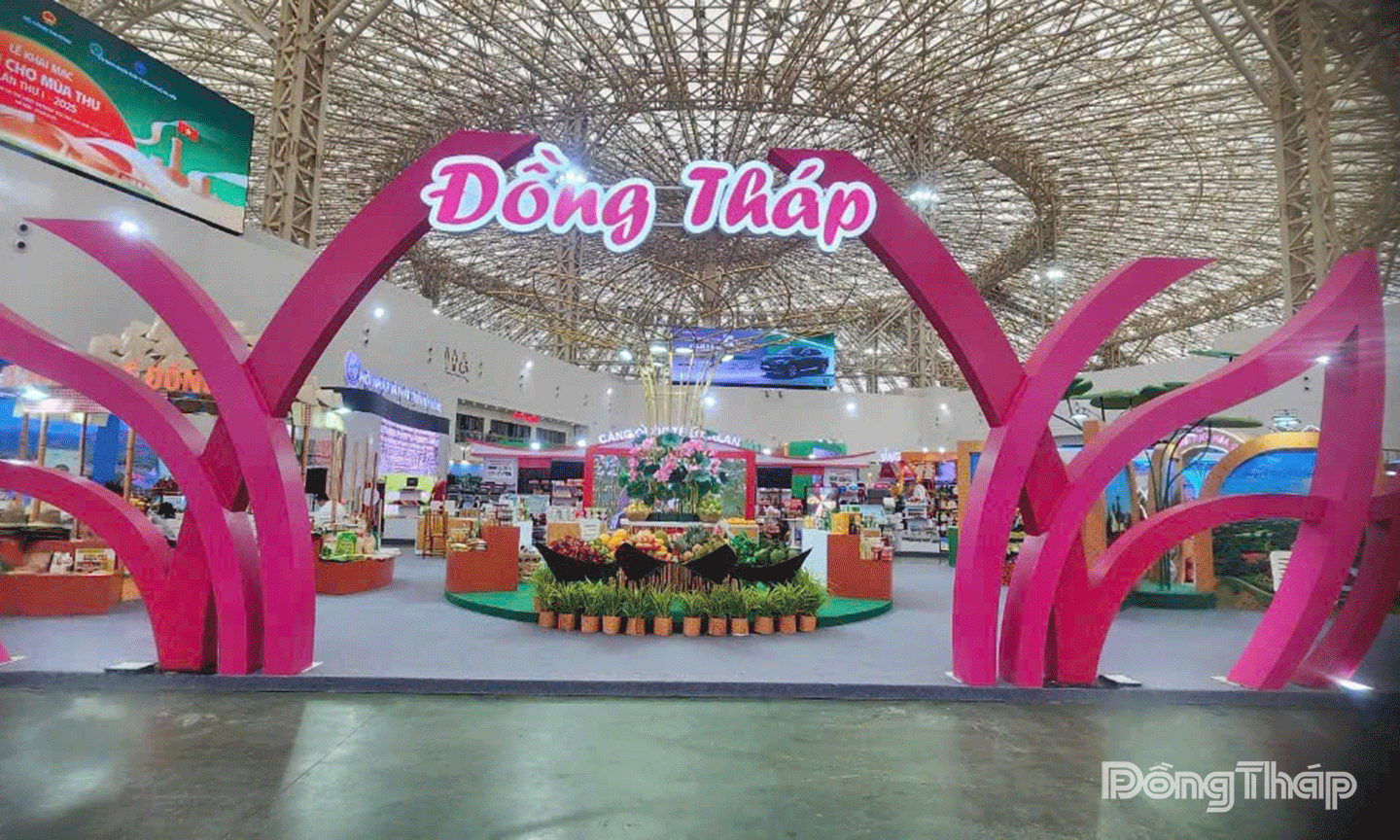 Gian hàng Đồng Tháp đặt tại không gian “Thu đất Việt - Sắc nước hương thu”