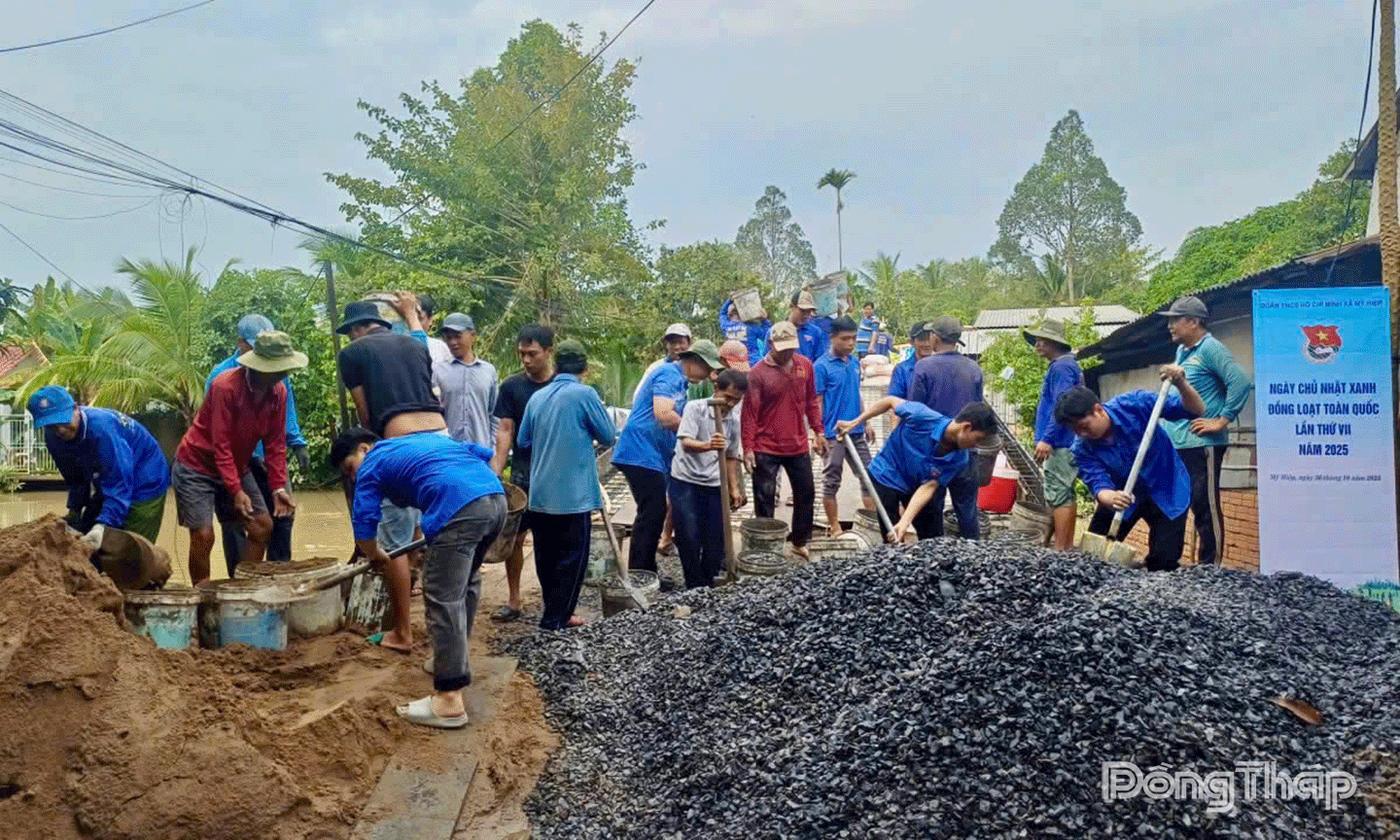 Đoàn viên xã Mỹ Hiệp tham gia hỗ trợ đổ sàn Cầu Đình Mỹ Long