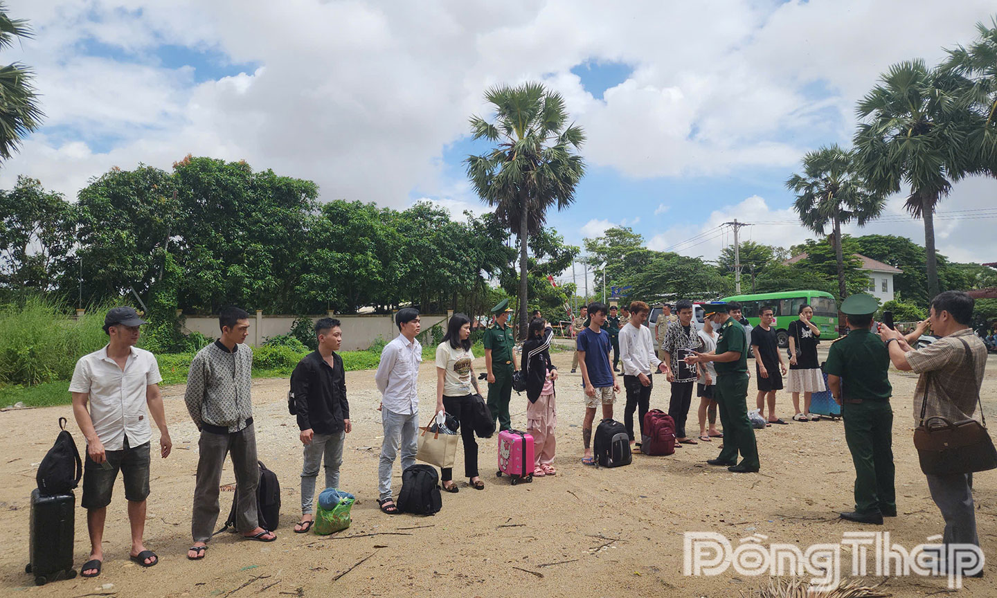 Trao trả 38 công dân về nước tại biên giới.