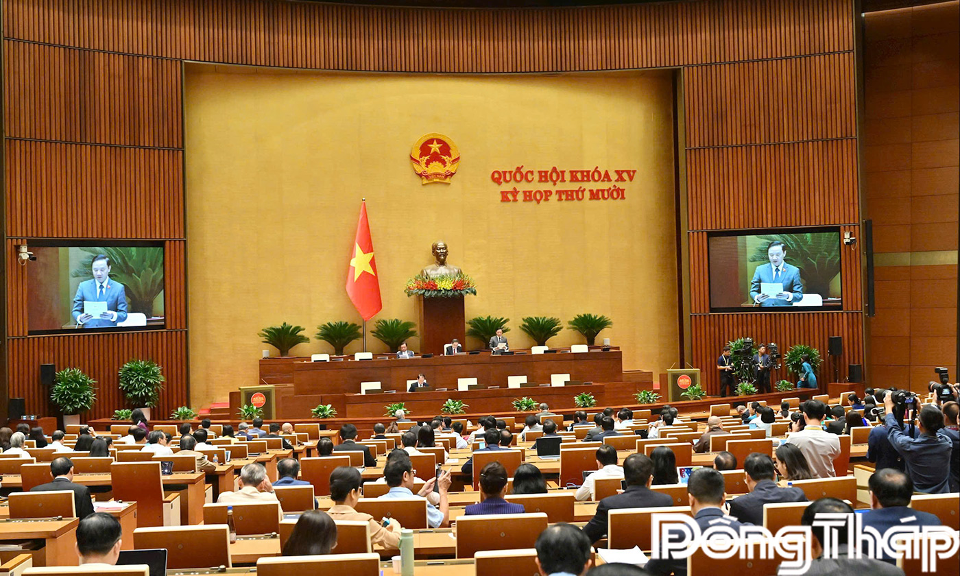 Quang cảnh thảo luận tại hội trường