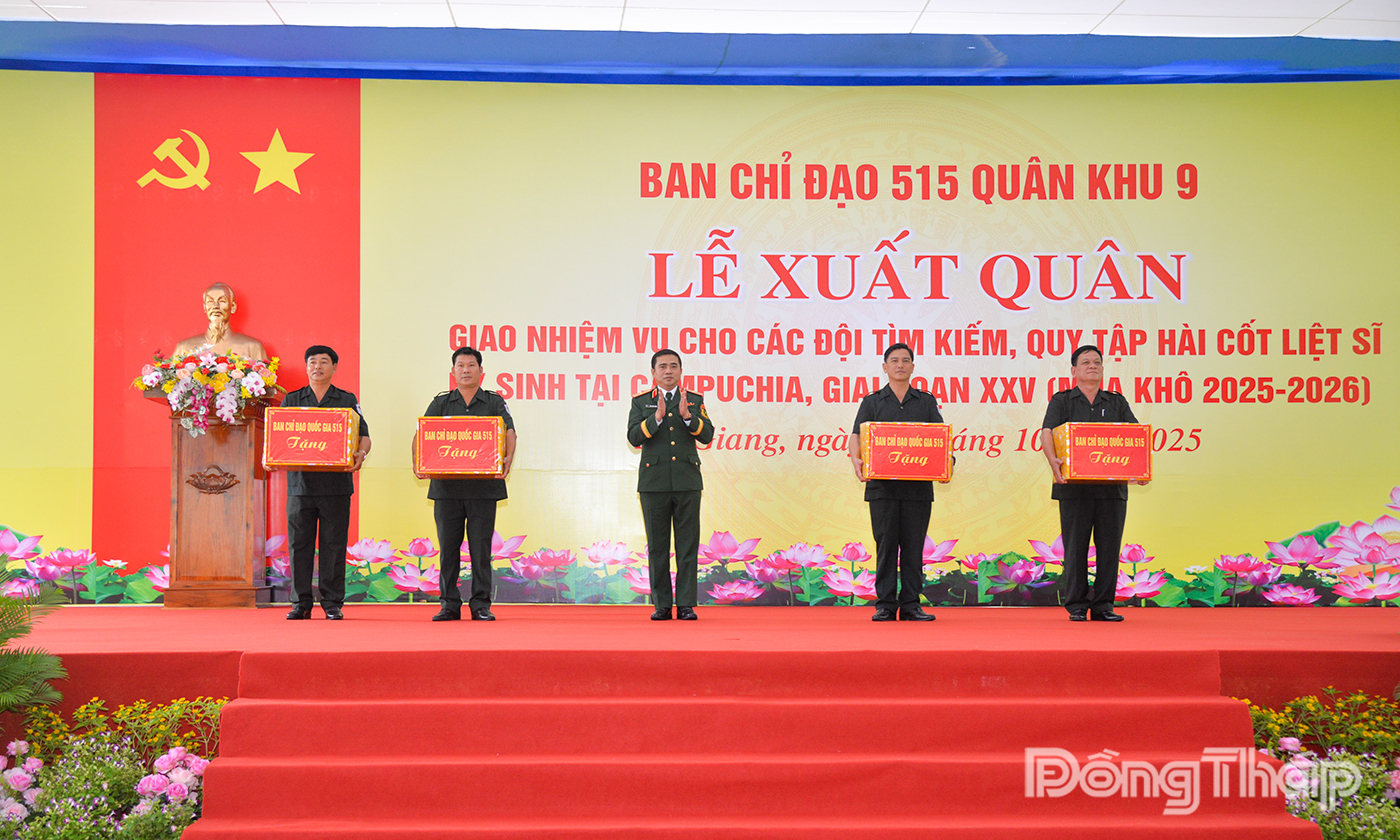 Thiếu tướng Cao Xuân Thắng, Phó Cục trưởng Cục Chính sách - Xã hội, kiêm Giám đốc Bảo hiểm xã hội Quân đội, Phó Chánh Văn phòng Ban Chỉ đạo quốc gia 515 tặng quà các đội lên đường làm nhiệm vụ.