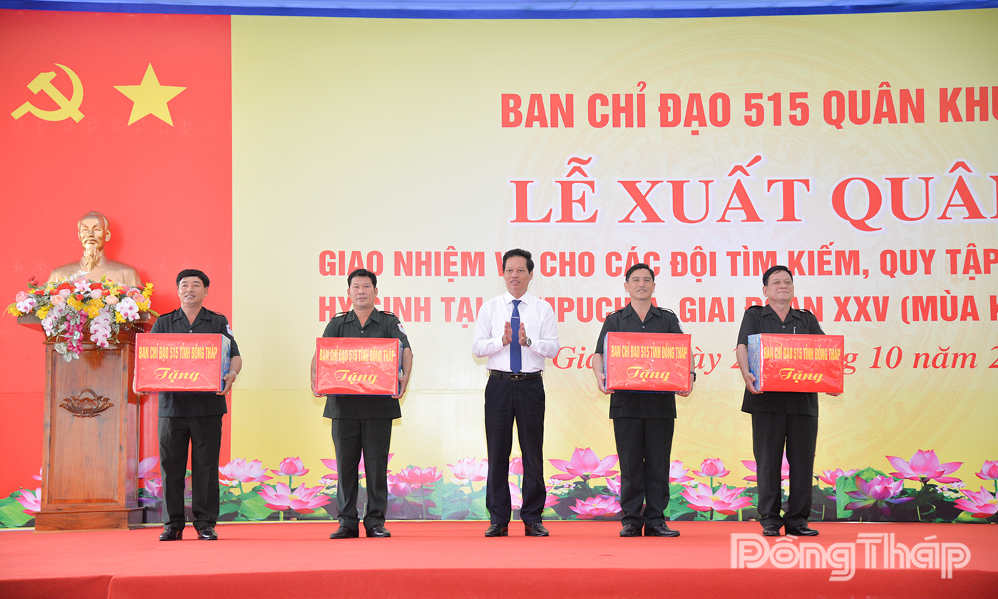 Đồng chí Nguyễn Thành Diệu, Phó Chủ tịch UBND tỉnh Đồng Tháp tặng quà động viên 4 Đội K lên đường làm nhiệm vụ.