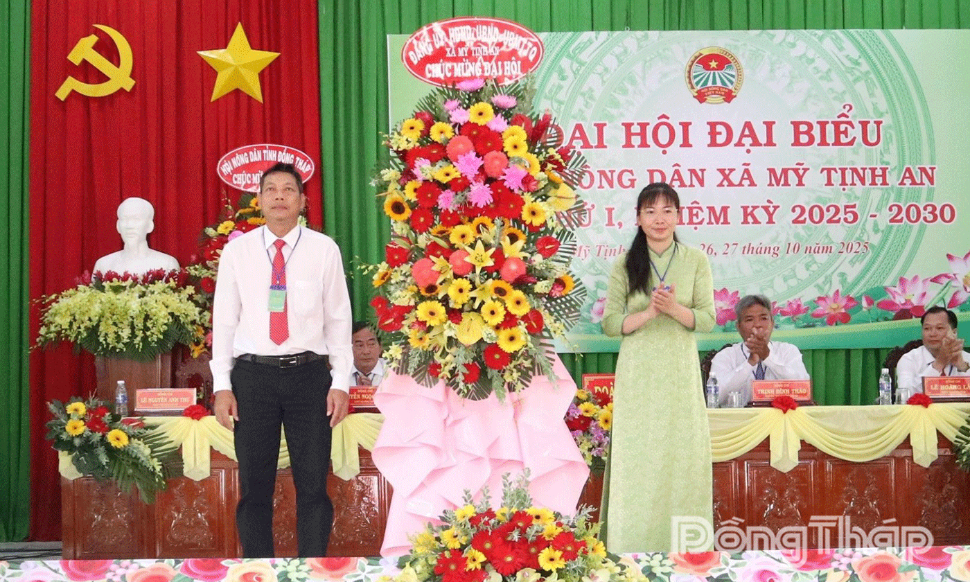 Đảng ủy xã tặng hoa chúc mừng Đại hội.