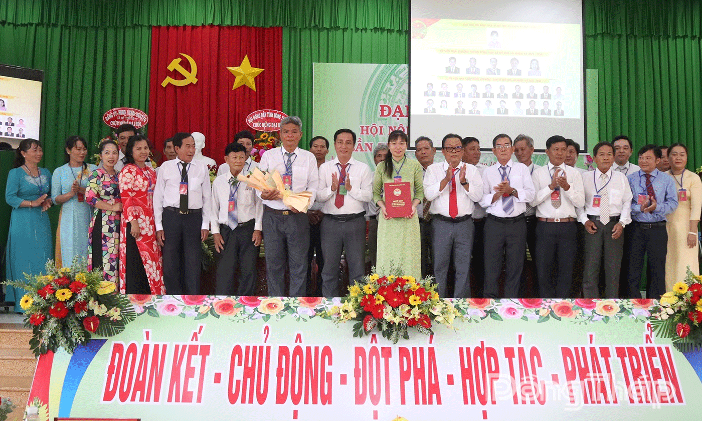 Trao Quyết định của Ban Thường vụ Hội Nông dân tỉnh về việc chỉ định Ban Chấp hành Hội Nông dân xã Mỹ Tịnh An nhiệm kỳ mới.