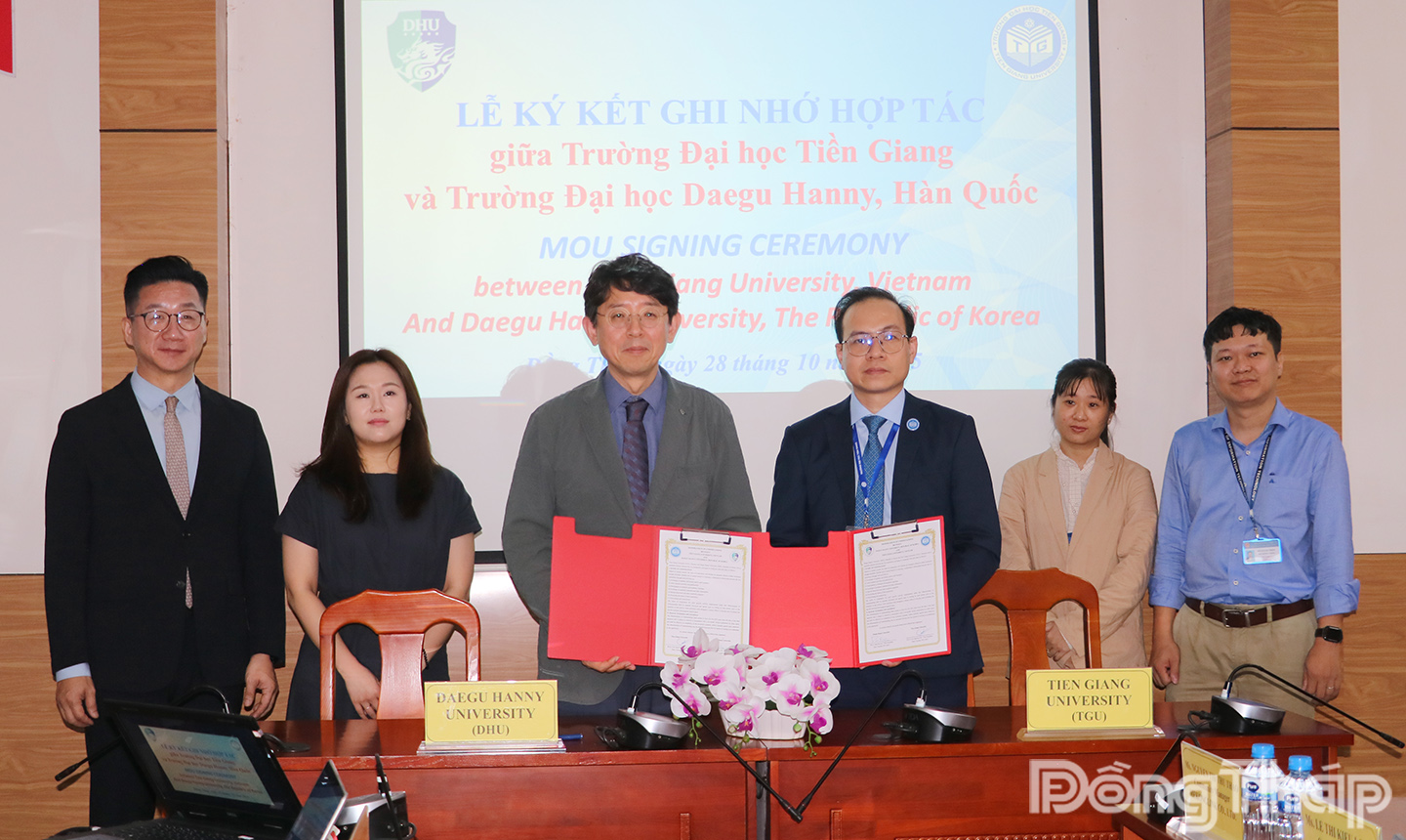Đại diện lãnh đạo Trường Đại học Tiền Giang, Trường Đại học Daegu Haany (Hàn Quốc) thực hiện ký kết biên bản ghi nhớ hợp tác giữa 2 đơn vị.