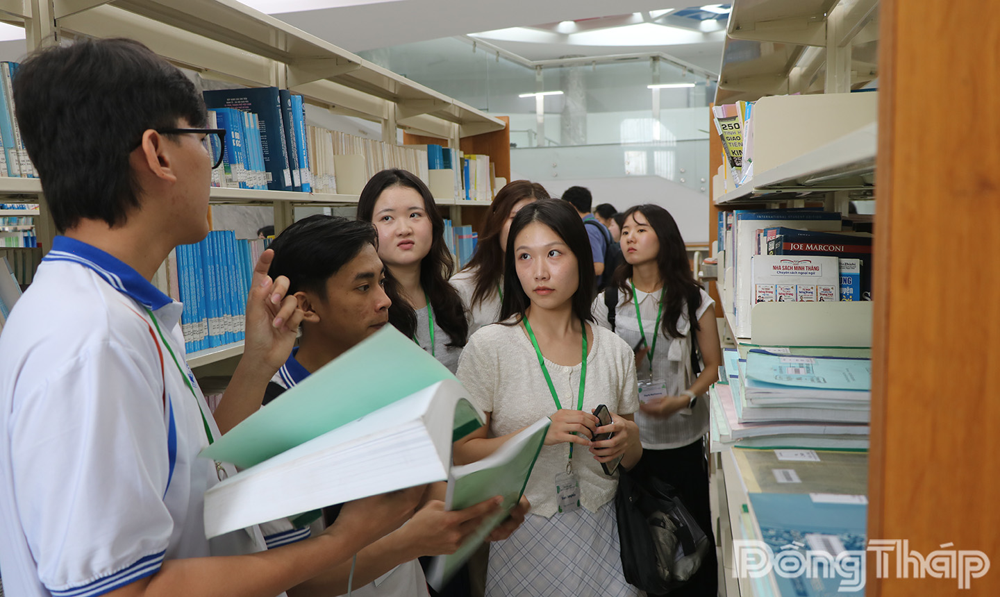 Sinh viên Trường Đại học Daegu Haany (Hàn Quốc) tham quan Thư viện tại Trường Đại học Tiền Giang.