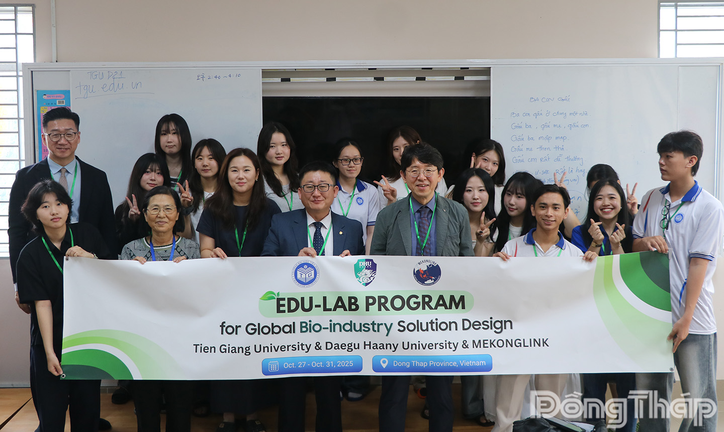 Đoàn giáo sư, sinh viên Trường Đại học Daegu Haany (Hàn Quốc) chụp ảnh lưu niệm tại Không gian Hàn Ngữ (Trường Đại học Tiền Giang).