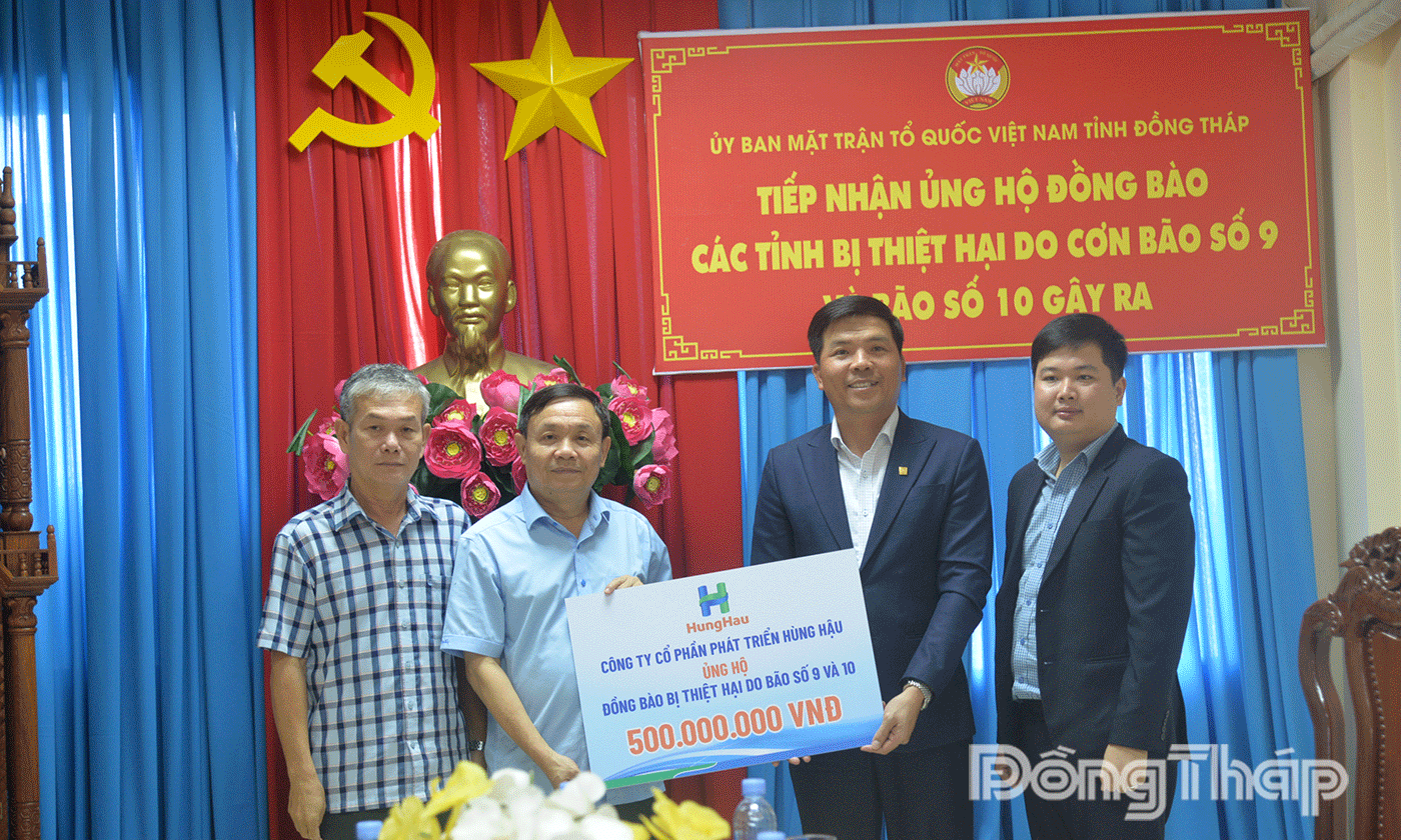 Công ty Cổ phần Phát triển Hùng Hậu trao bảng tượng trưng ủng hộ 500 triệu đồng.