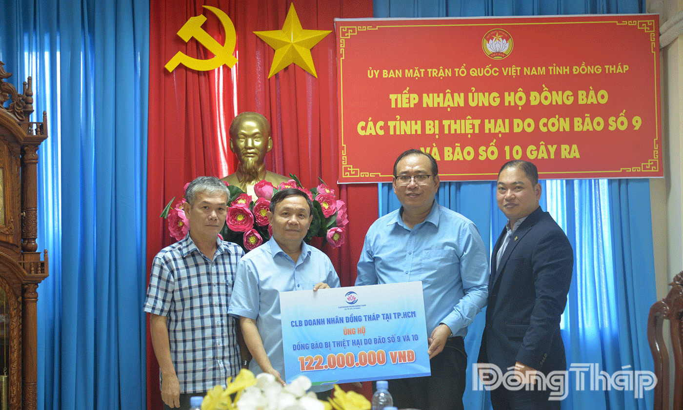 CLB Doanh nhân Đồng Tháp tại TP. Hồ Chí Minh trao bảng tượng trưng ủng hộ 122 triệu đồng.