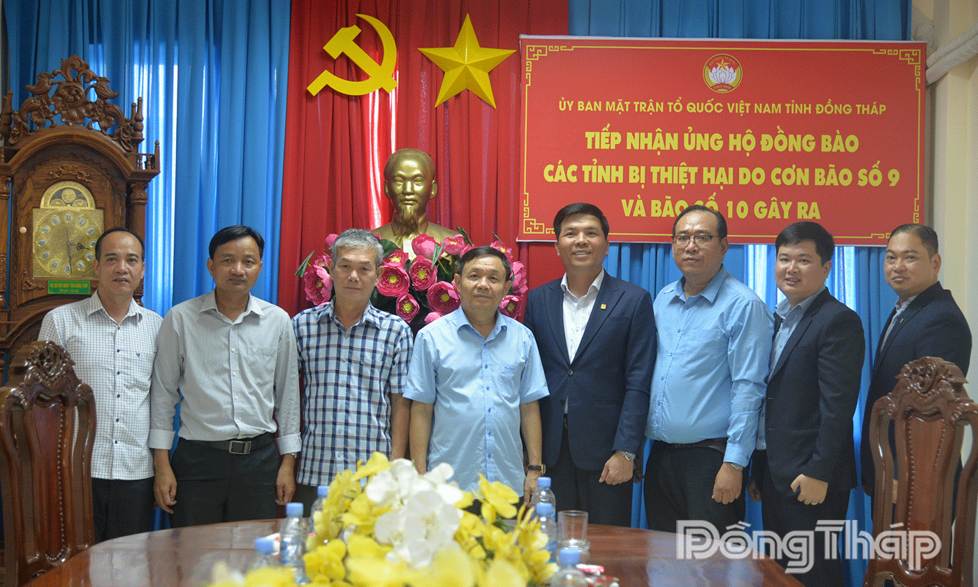 Lãnh đạo Ủy ban MTTQ tỉnh chụp ảnh lưu niệm cùng lãnh đạo Công ty Cổ phần Phát triển Hùng Hậu và CLB Doanh nhân Đồng Tháp tại TP. Hồ Chí Minh.