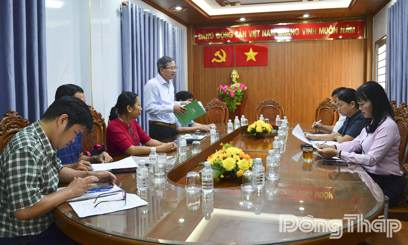 Đoàn công tác của Báo và phát thanh, truyền hình Đồng Tháp làm việc với phường Bình Xuân.