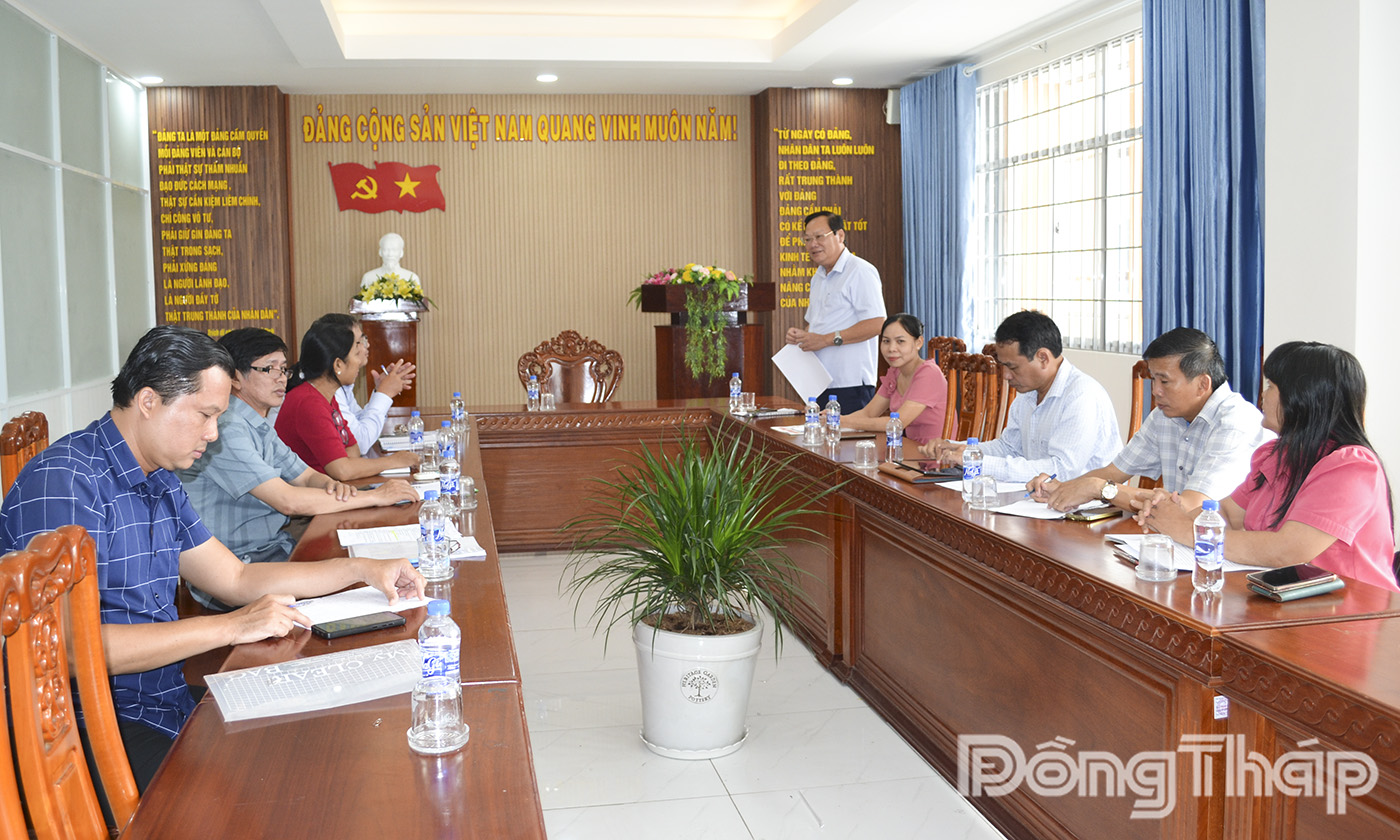 Đoàn công tác của Báo và phát thanh, truyền hình Đồng Tháp làm việc với phường Gò Công.