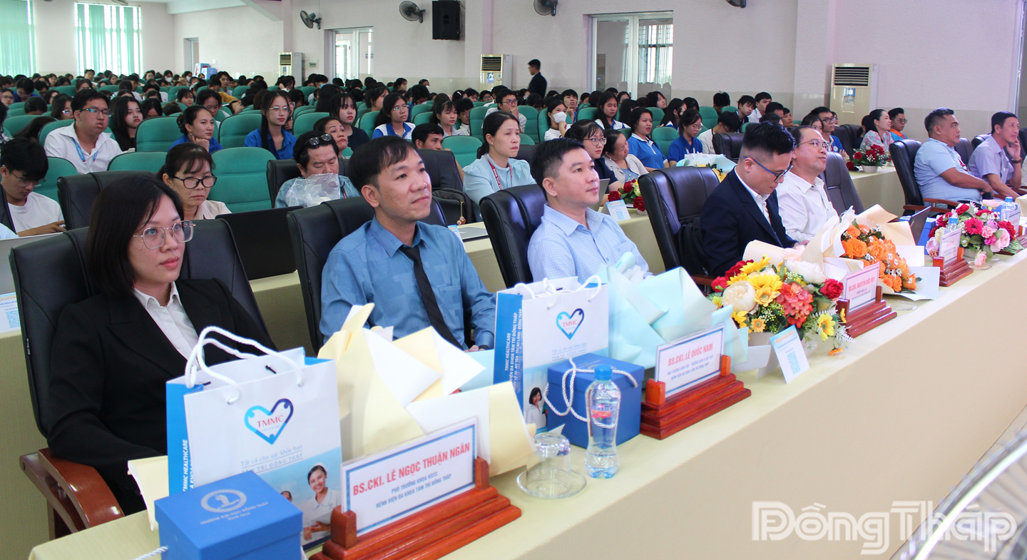 Đại biểu tham dự tập huấn nhận diện và xử trí bệnh nhân đột quỵ.