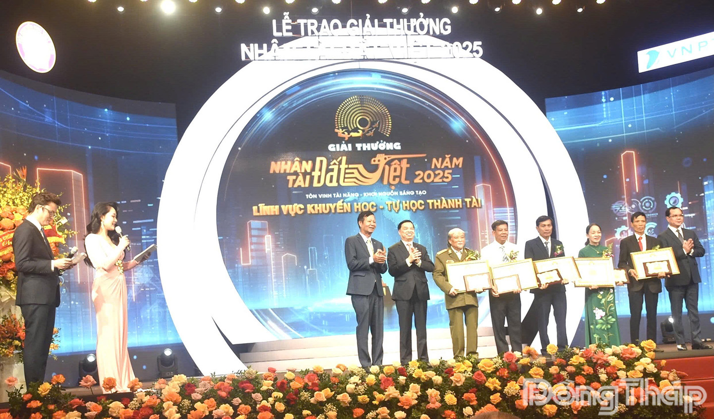 Ảnh 2. Tác giả Dương Quốc Thái (thứ 4 từ trái sang) tại Lễ trao giải thưởng “Nhân tài Đất Việt – Tự học thành tài”. 