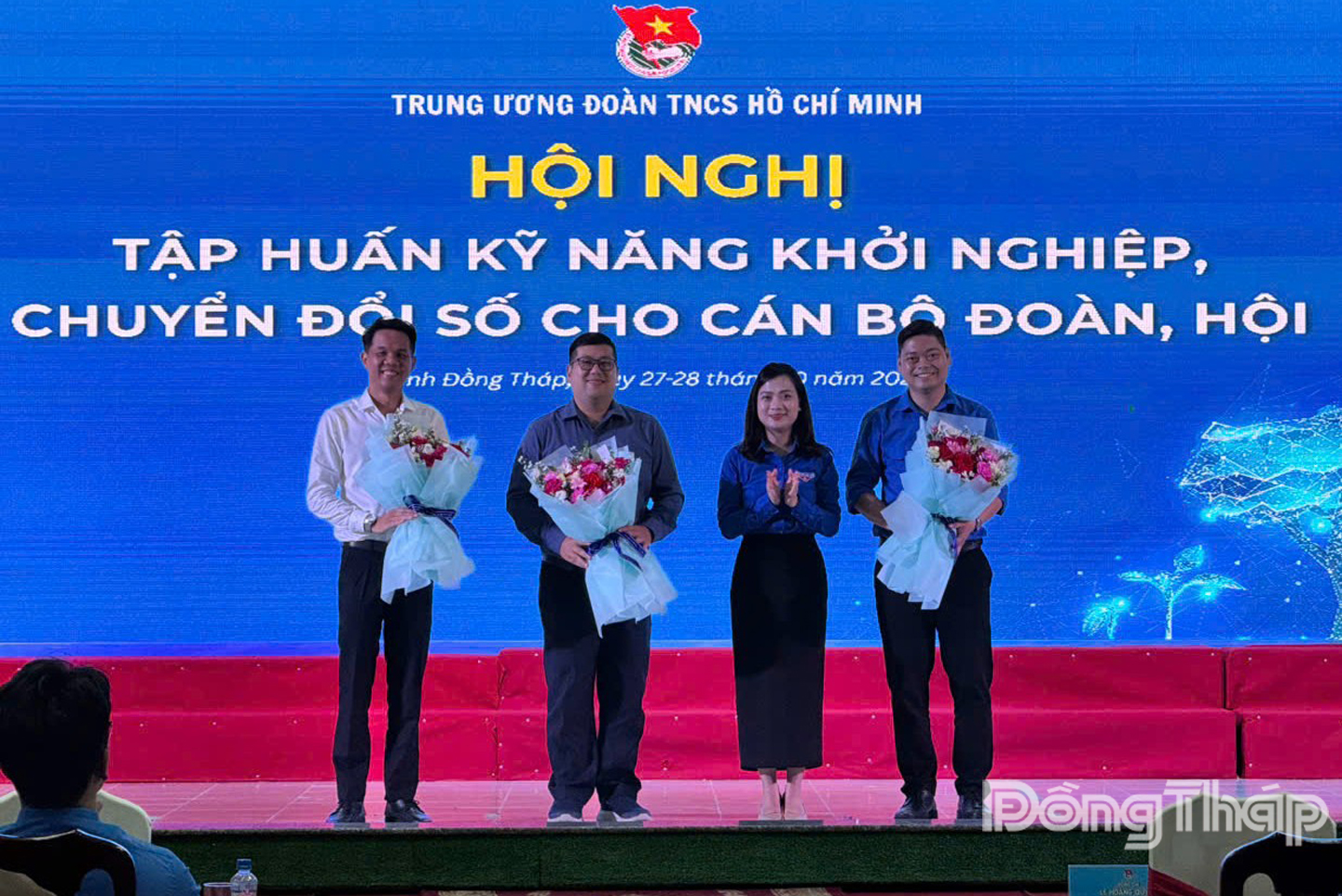 Chị Nguyễn Lưu Trà My, Ủy viên Ban Chấp hành Trung ương Đoàn, Phó Trưởng Ban Công tác thanh thiếu nhi, Phó Chủ tịch Hội Doanh nhân trẻ Việt Nam tặng hoa cho các báo cáo viên.