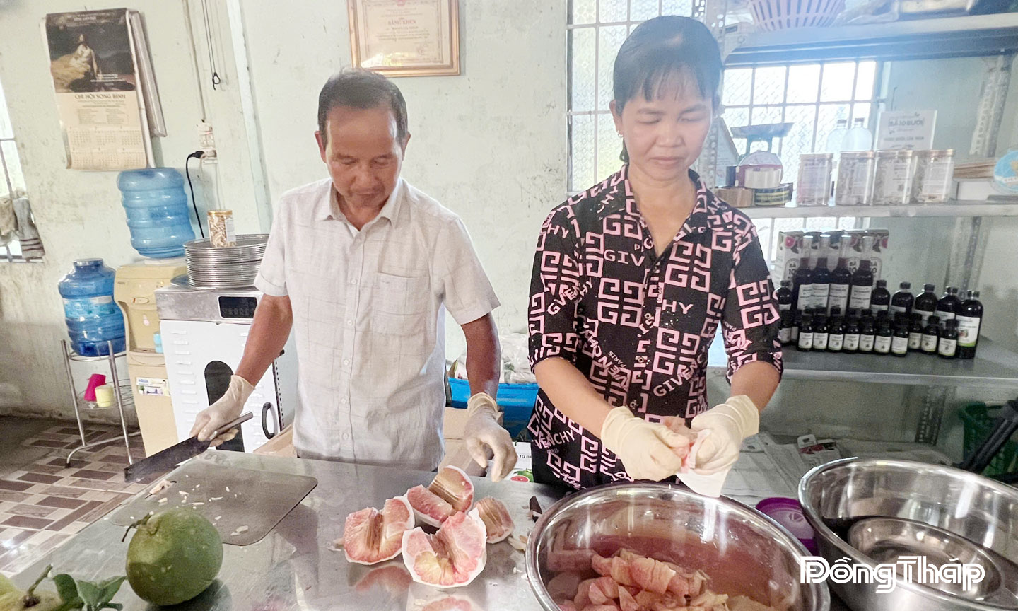 Ba sản phẩm: Nước bưởi lên men, rượu bưởi da xanh và mứt vỏ bưởi sấy giòn đều đạt chứng nhận OCOP 3 sao.