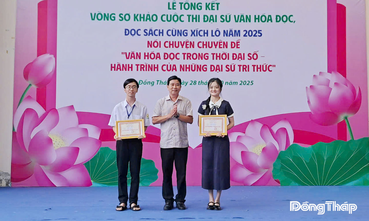 Ban tổ chức trao giải cho các thí sinh xuất sắc đạt Danh hiệu Đại sứ Văn hóa đọc.