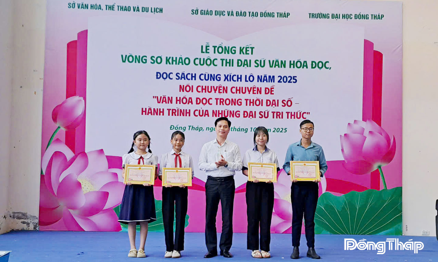 Ban tổ chức trao giải cho thí sinh đạt giải Nhất cuộc thi Đọc sách cùng Xích Lô 2025.