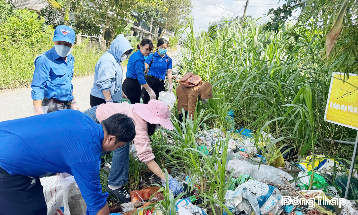 Tuổi trẻ Long Định ra quân hoạt động dọn vệ sinh, xử lý điểm tập kết rác  sai quy định trên các tuyến đường giao thông nông thôn.