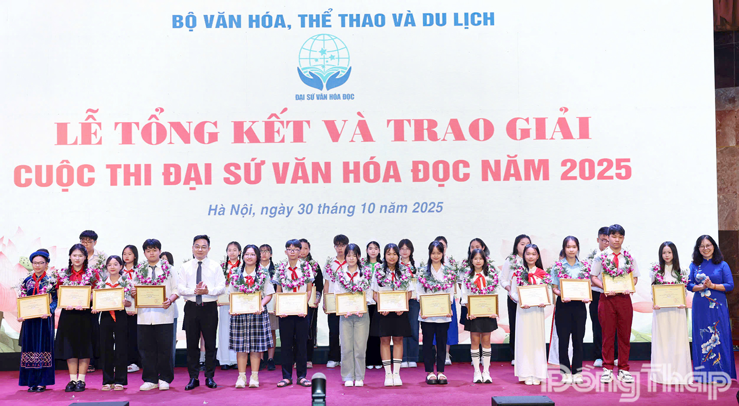 Em Huỳnh Ngọc Khánh Vy, Lớp 7A2 Trường THCS Thường Thới Tiền (thứ 5 từ phải qua) nhận Giải C khối trung học cơ sở.