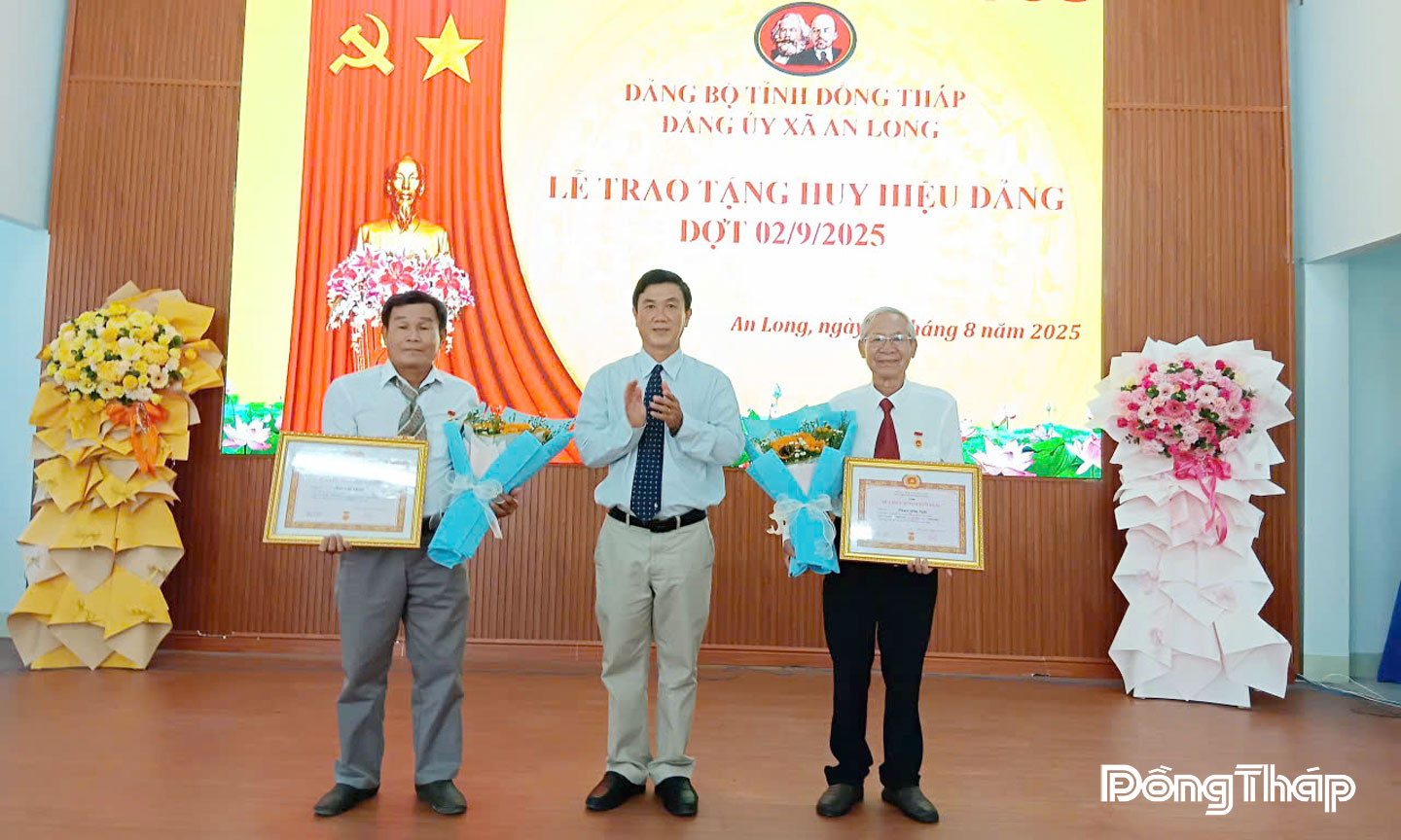  Đồng chí Trương Ngọc Khiết, Bí thư Đảng ủy xã An Long trao tặng  Huy hiệu Đảng cho đảng viên.