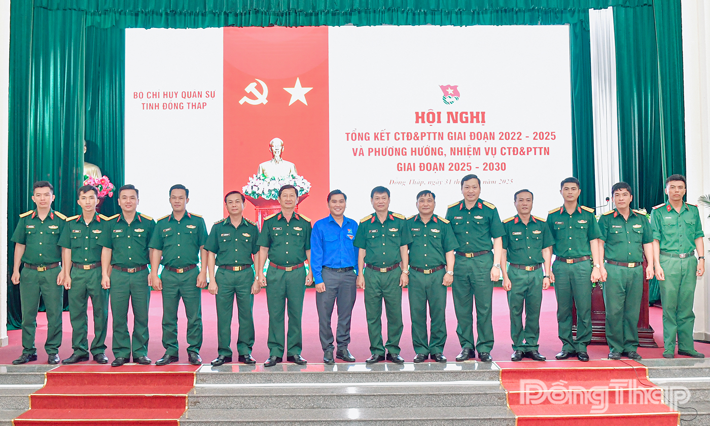 Đại biểu chụp ảnh lưu niệm.