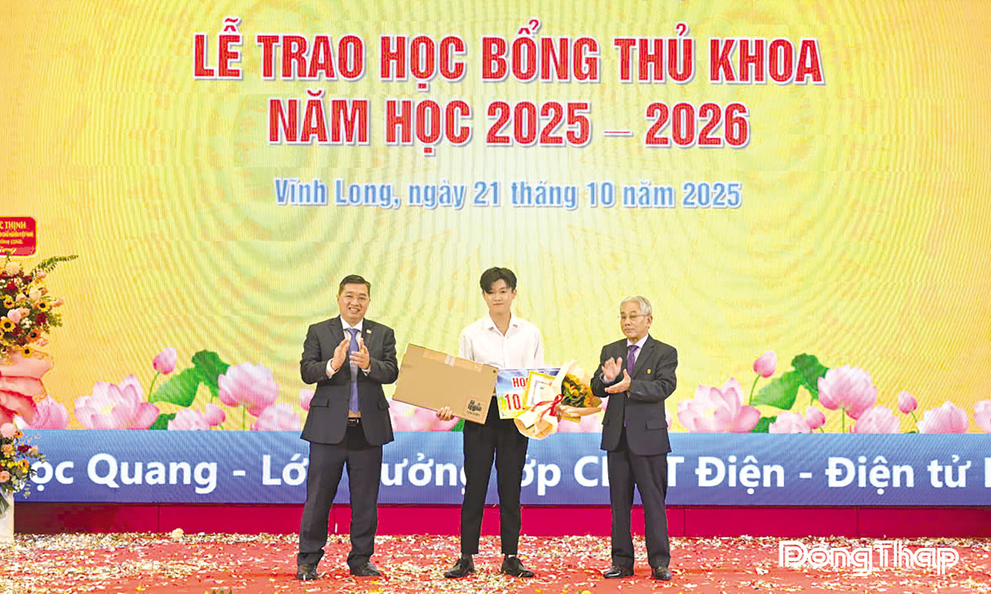 Ths. Lê Tôn Đức Hòa, Chủ tịch Hội đồng trường và Nhà giáo Ưu tú, PGS.TS. Lương Minh Cừ,  Bí thư Đảng ủy, Hiệu trưởng Trường Đại học Cửu Long trao học bổng thủ khoa  cho tân sinh viên.