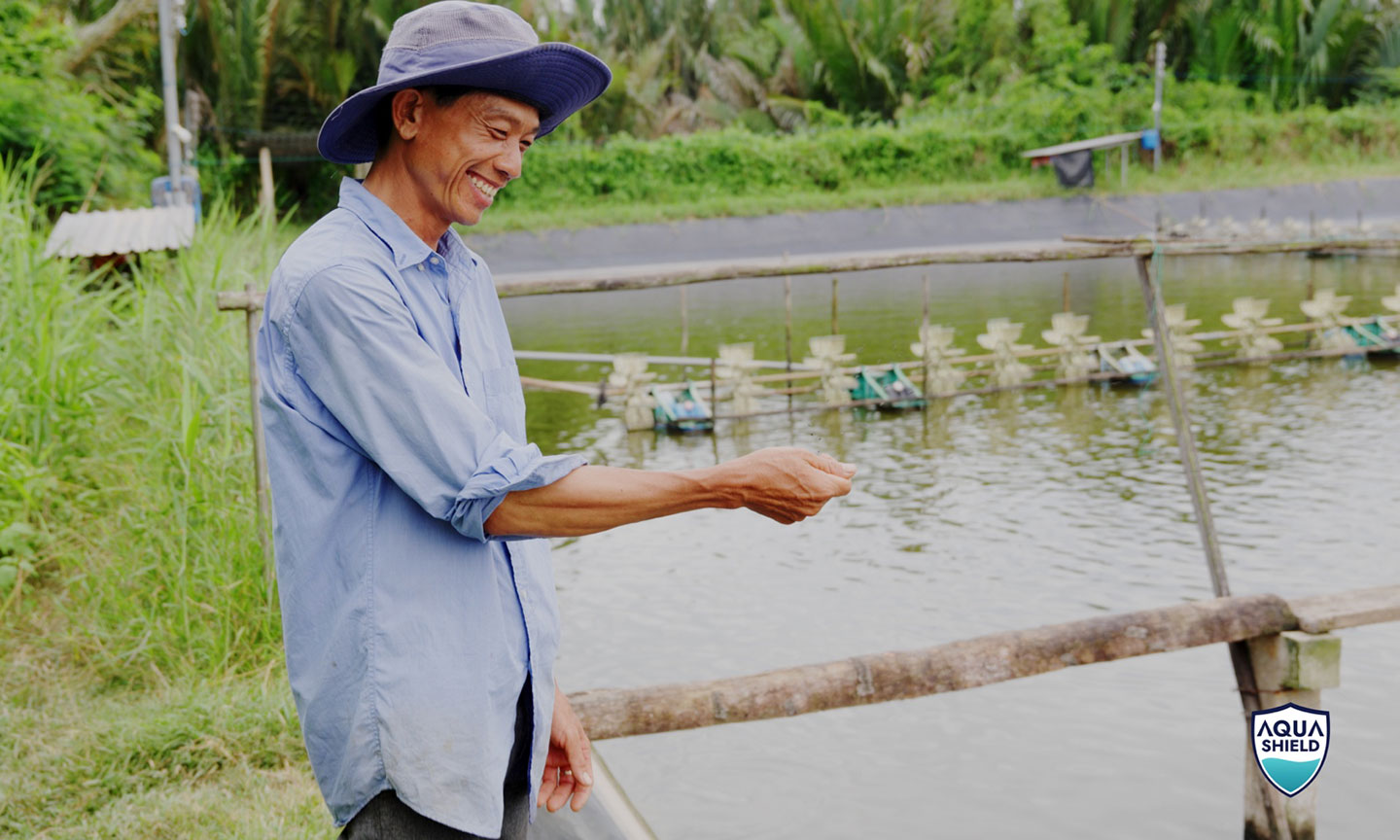 (Hình ảnh Anh Nhớ tại farm nuôi tôm của mình).