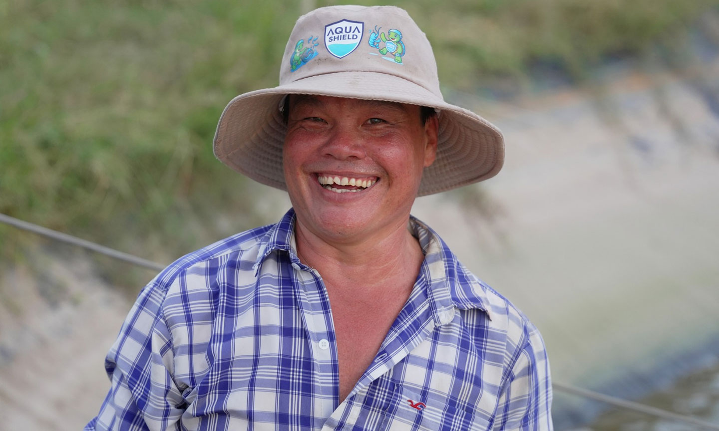 (Hình ảnh Anh Mến tại farm nuôi tôm của mình),