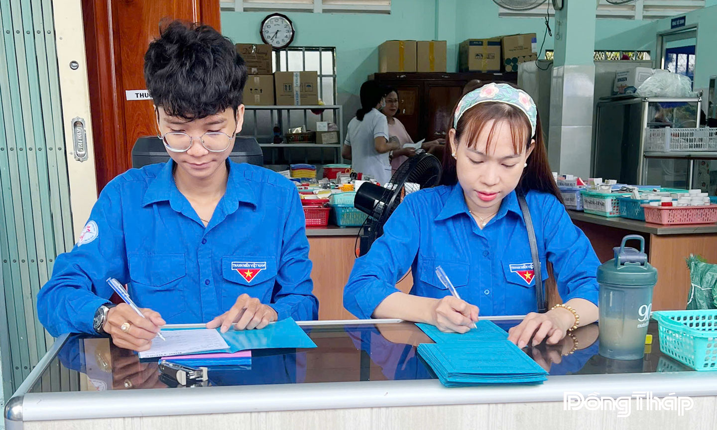 Chí Hải tham gia trực ghi sổ khám bệnh cho bệnh nhân tại Phòng khám nhân đạo tại phường Cao Lãnh.