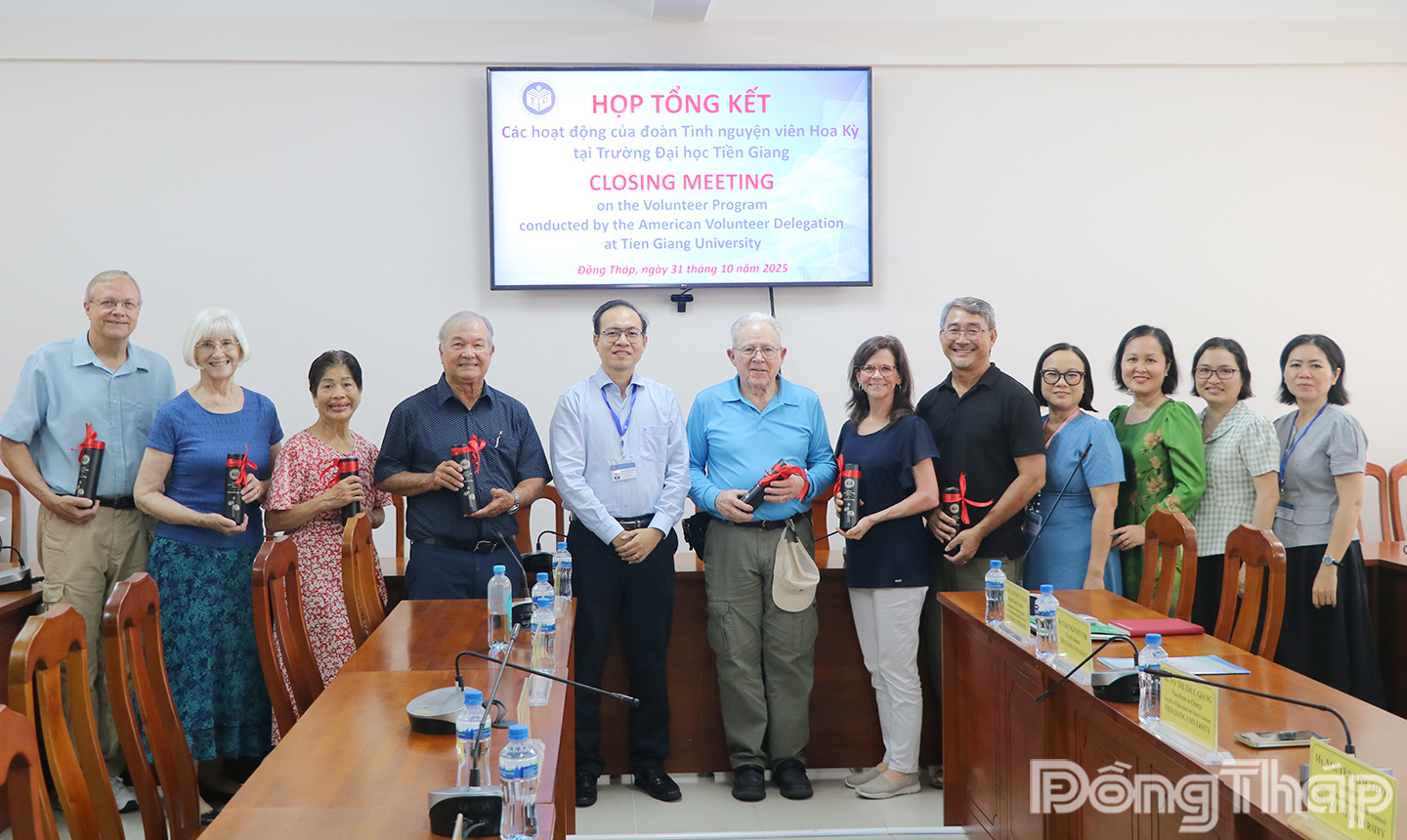 Đại diện lãnh đạo Trường Đại học Tiền Giang cùng thành viên Đoàn tình nguyện viên Hoa Kỳ chụp ảnh lưu niệm.