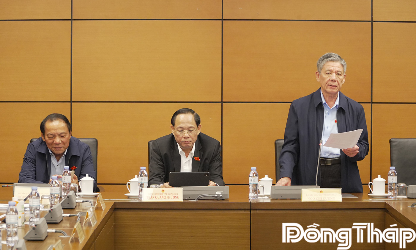 Ủy viên Ban Chấp hành Trung ương Đảng, Bí thư Tỉnh ủy, Trưởng đoàn ĐBQH tỉnh Tiền Giang Nguyễn Văn Danh cùng các ĐBQH tỉnh Tiền Giang biểu quyết điện tử tại 