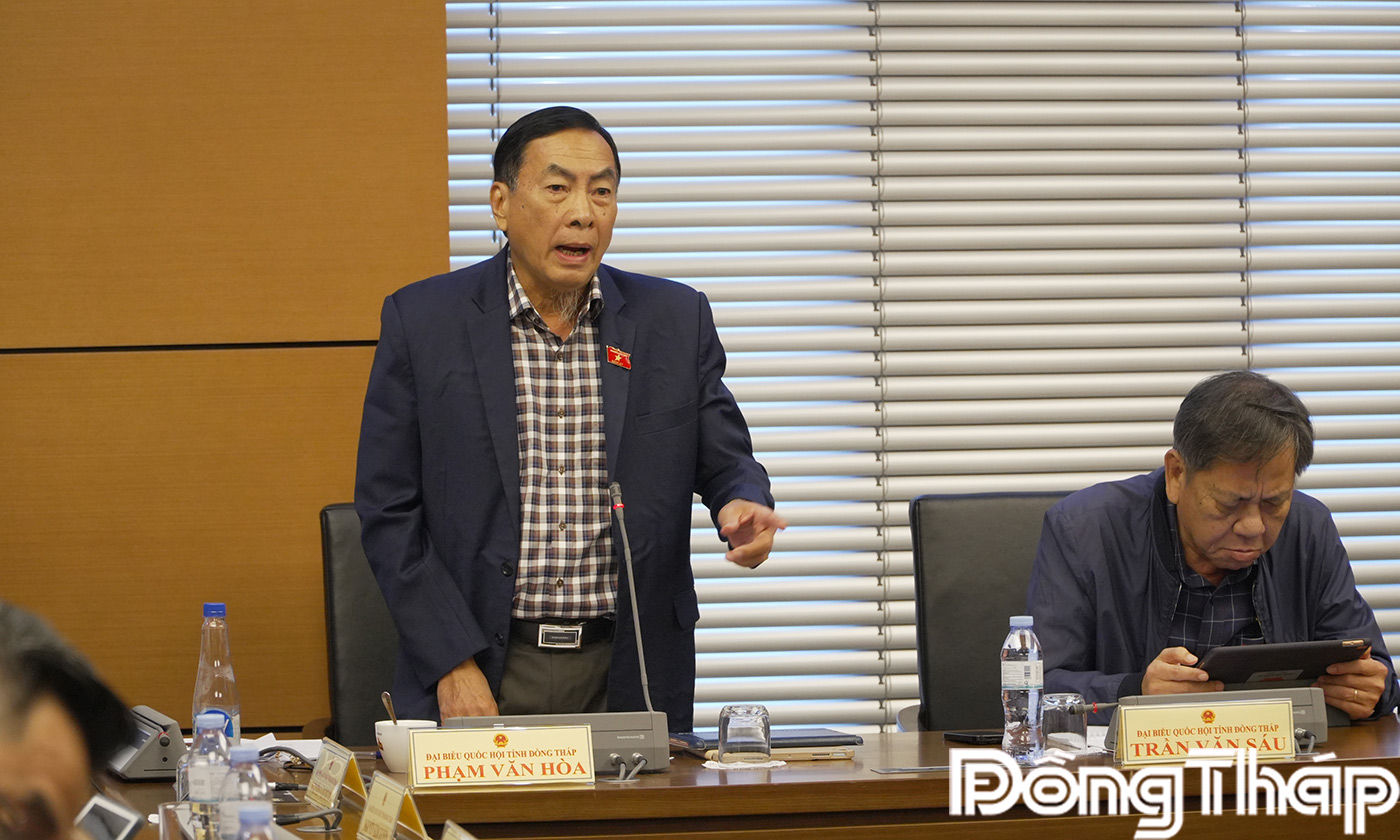Đại biểu Phạm Văn Hòa, Đoàn ĐBQH tỉnh Đồng Tháp phát biểu