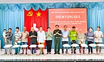 Thiếu tướng Nguyễn Minh Triều thăm và tặng 150 phần quà tại xã Tân Hòa
