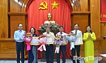 Đảng ủy Ủy ban nhân dân tỉnh: Trao Huy hiệu 30 và 40 năm tuổi Đảng cho 9 đảng viên