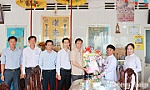 Lãnh đạo xã Tháp Mười thăm và chúc mừng Ngày Khai đạo Cao Đài