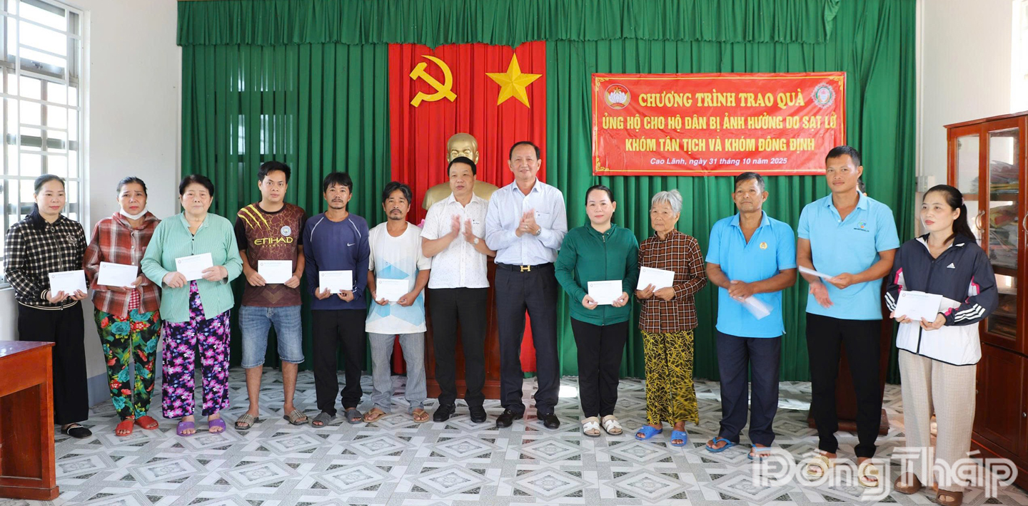 Công ty TNHH MTV Xổ số kiến thiết Đồng Tháp hỗ trợ 177 triệu đồng cho người dân bị ảnh hưởng bởi sạt lở