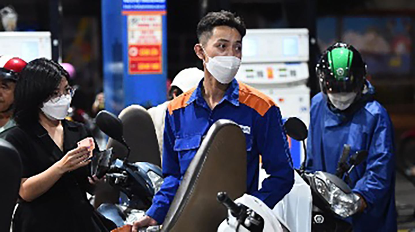 Giá xăng giảm, dầu tăng