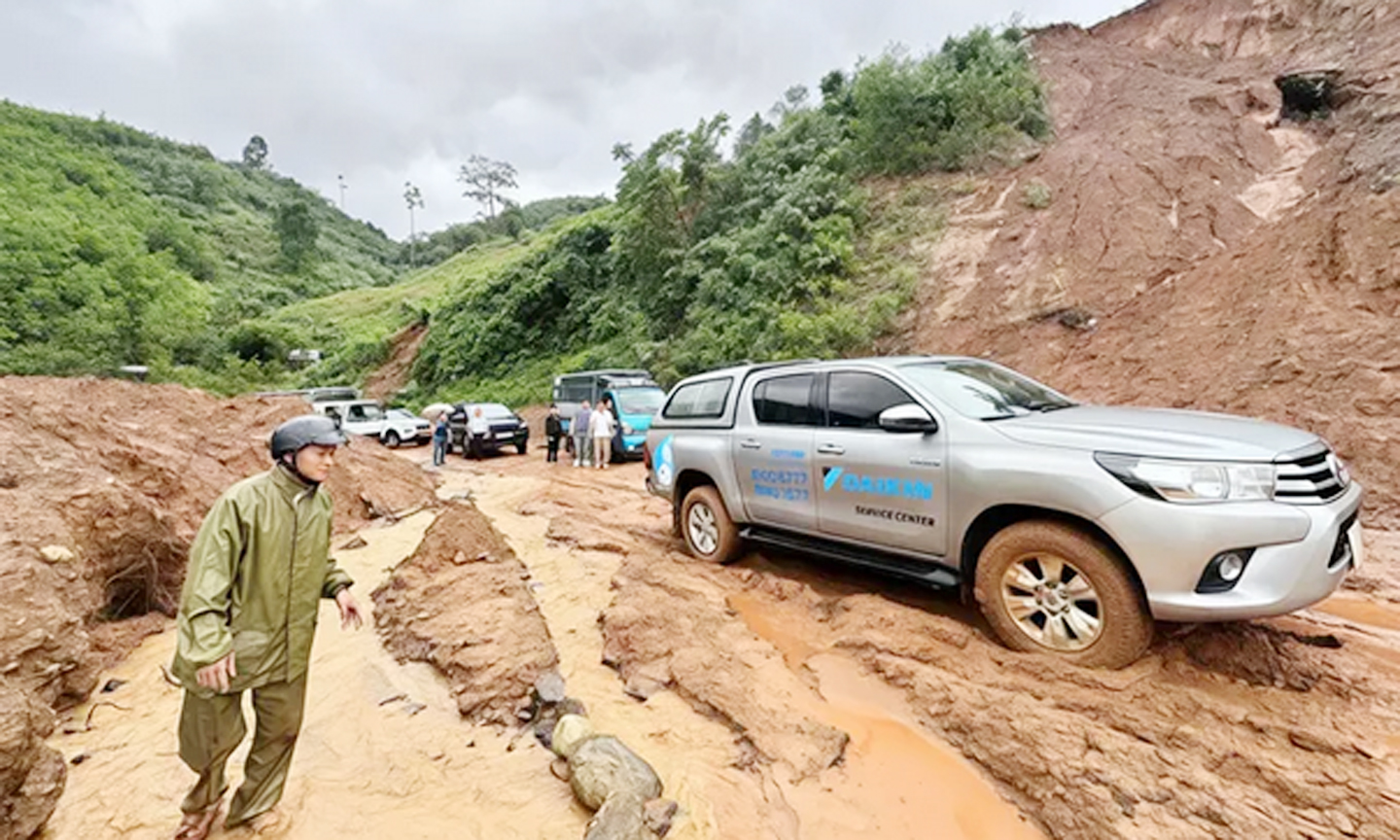 Khuyến cáo tạm thời không di chuyển trên đường Hồ Chí Minh hướng Quảng Ngãi - Đà Nẵng do sạt lở