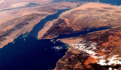 Vịnh ngăn cách châu Phi và châu Á đang mở rộng