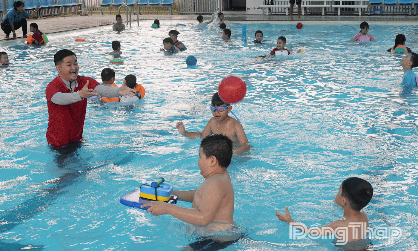 Dạy bơi cho trẻ khuyết tật: Hành động nhân văn giúp các em lớn lên trong an toàn