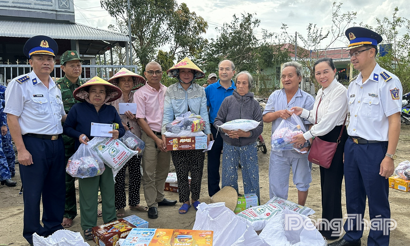 Bộ Tư lệnh Vùng Cảnh sát biển 3 trao quà hỗ trợ đồng bào vùng lũ Khánh Hòa, Đắk Lắk